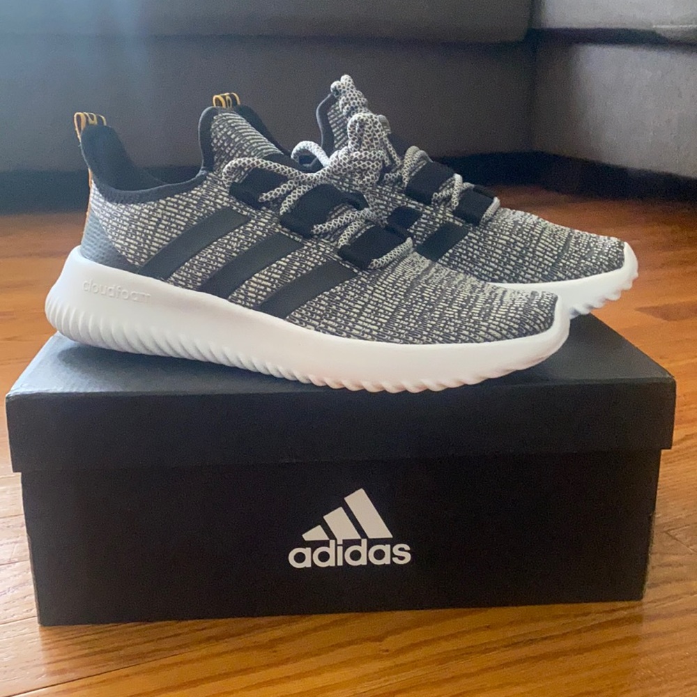 Kids size 6 Adidas running shoes